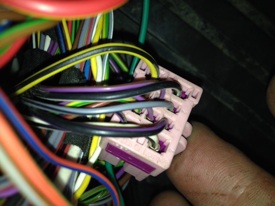 Первый 10ти контактный — розовый, слева за обшивкой у ног водителя — Volkswagen Passat B5