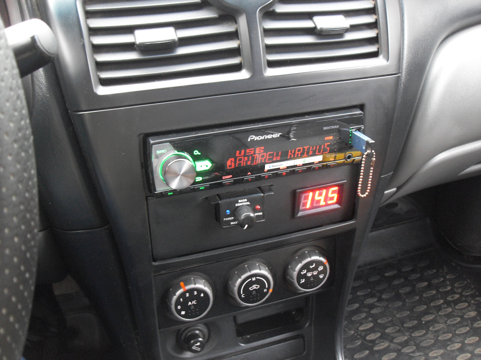 Размер магнитолы. Магнитола Пионер Nissan Almera. Пионер 610 BT В 2112. Автомагнитола Pioneer MVH-s610bt Ниссан Альмера Классик.