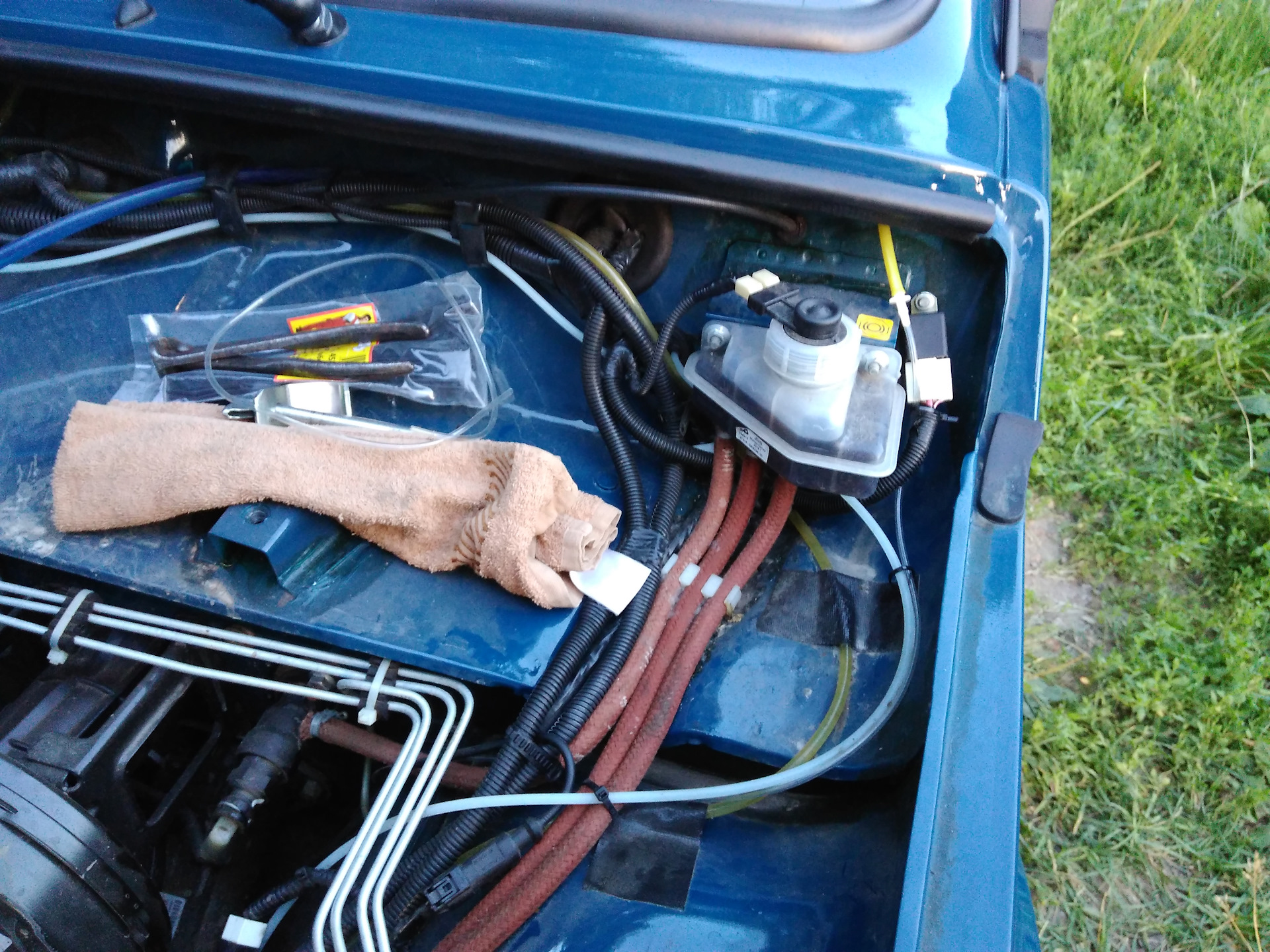 Шланги под капот. Шланги под капот. Силиконовые шланги 2114 под капотом. Топливные трубки cx-7 под капотом. Трубка топливная ауди а4 б6.