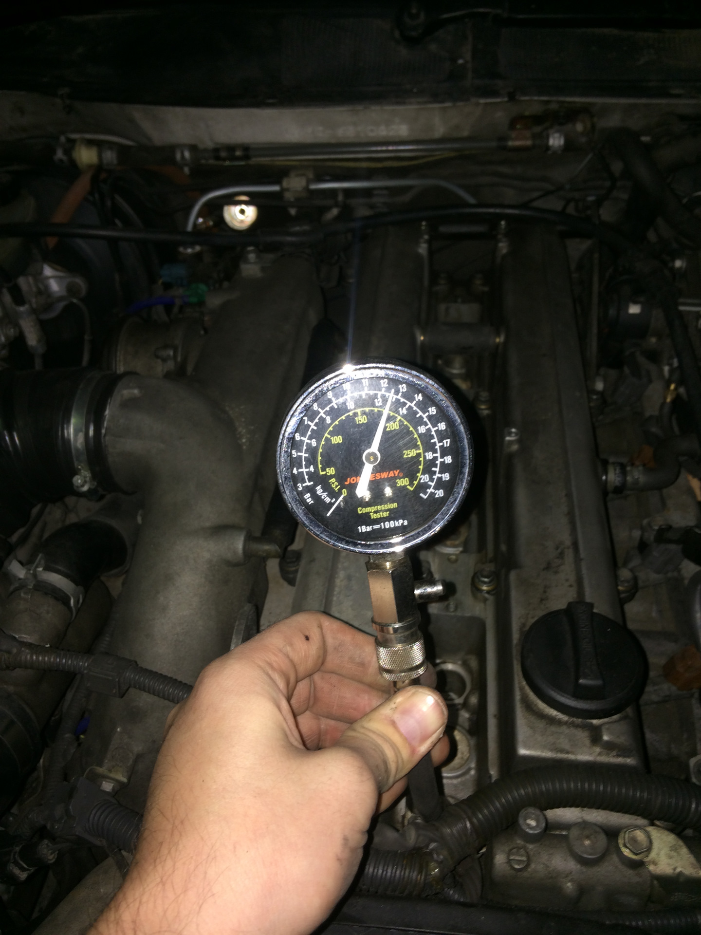 Замер компрессии 80 паскаль. Какая компрессия должна быть в двигателе раф4. Компрессии двигателя 1zr хорошем. 5. Компрессия тойота камри 4с.