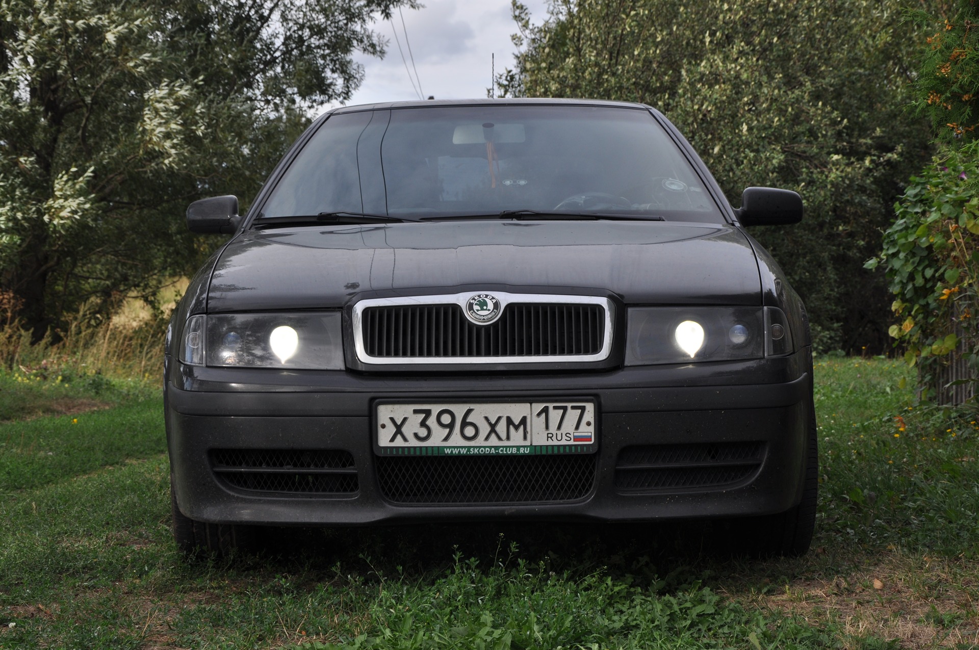 Запчасти на шкоду октавии тур. HELLA Black Octavia. Поворотник Skoda Octavia Tour.