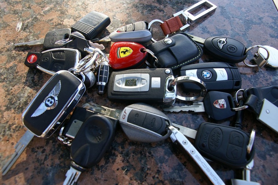 The key machine. Ключ автомобильный. Ключи от машины. Ключи от всех машин. Куча автомобильных ключей.