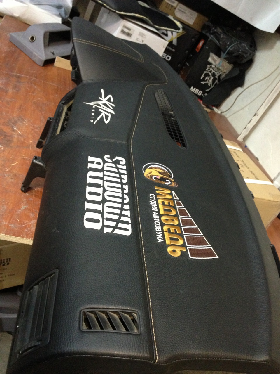 Перетяжка торпеды в эко кожу с вышивкой студии Медведь — Skoda Octavia ...