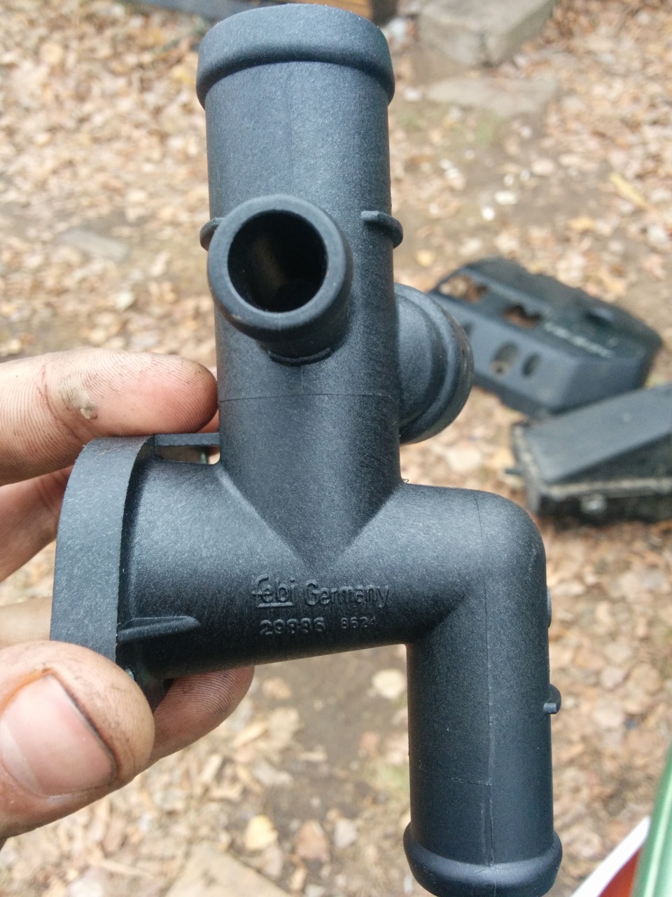 замена фланца системы охлаждения. 1114450600 фланец системы. 8. 06h 121 132 e фланец системы охлаждения. тройник охлаждающей жидкости ауди а4 б6.