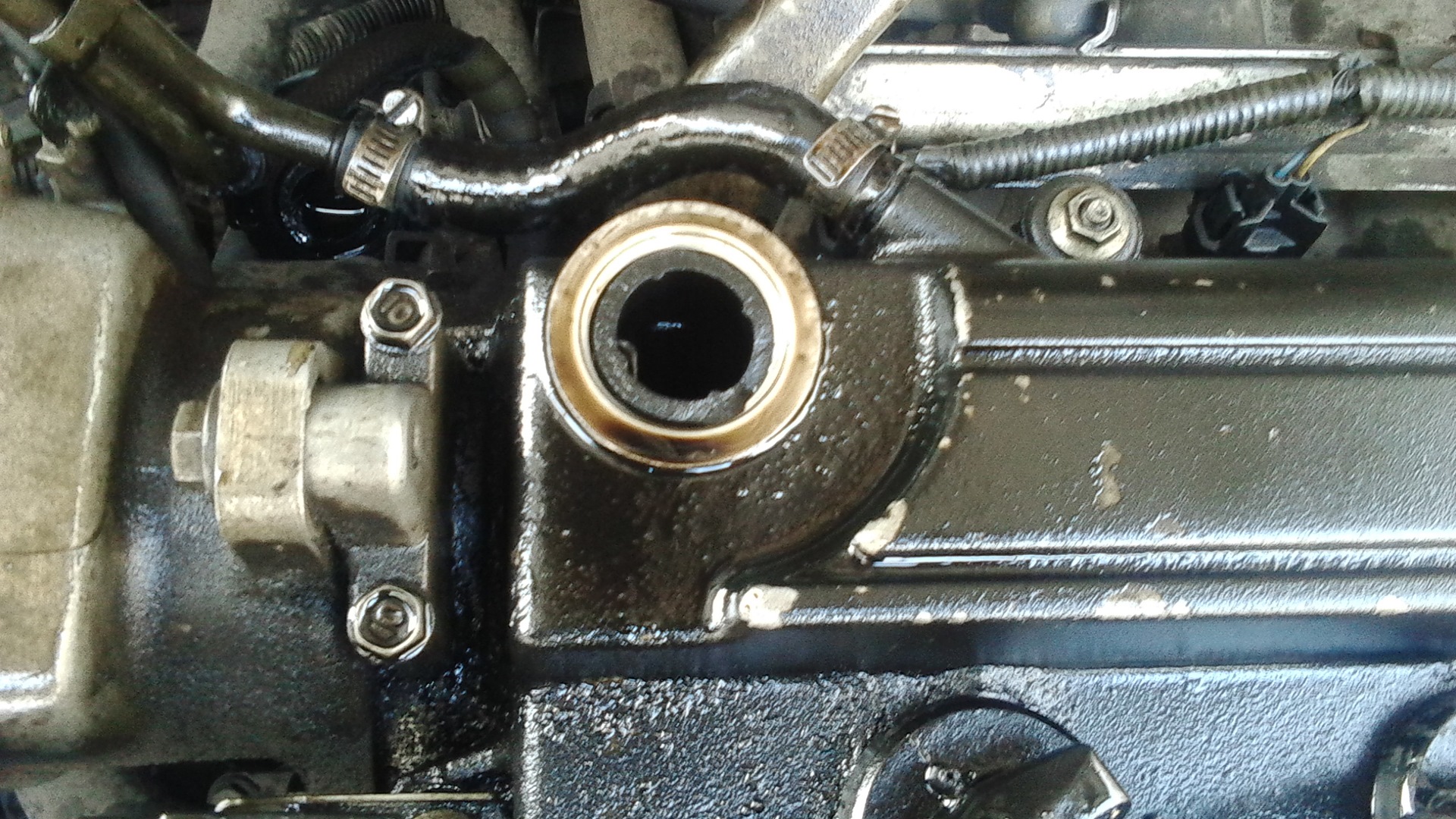 Вот неждан. Разорвало пробку залив.горловины масла — Honda CR-V (RD1 ...