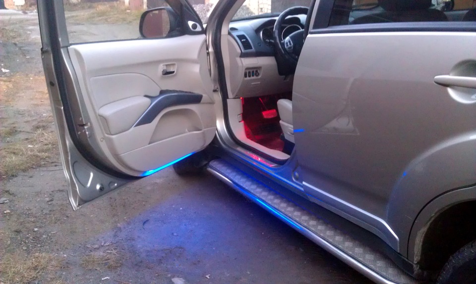 Дверь mitsubishi outlander. Подсветка дверей автомобиля MMC Outlander 2015. Подсветка салона Митсубиси Аутлендер 3. Подсветка дверей Митсубиси Аутлендер 1. Подсветка в двери Аутлендер.