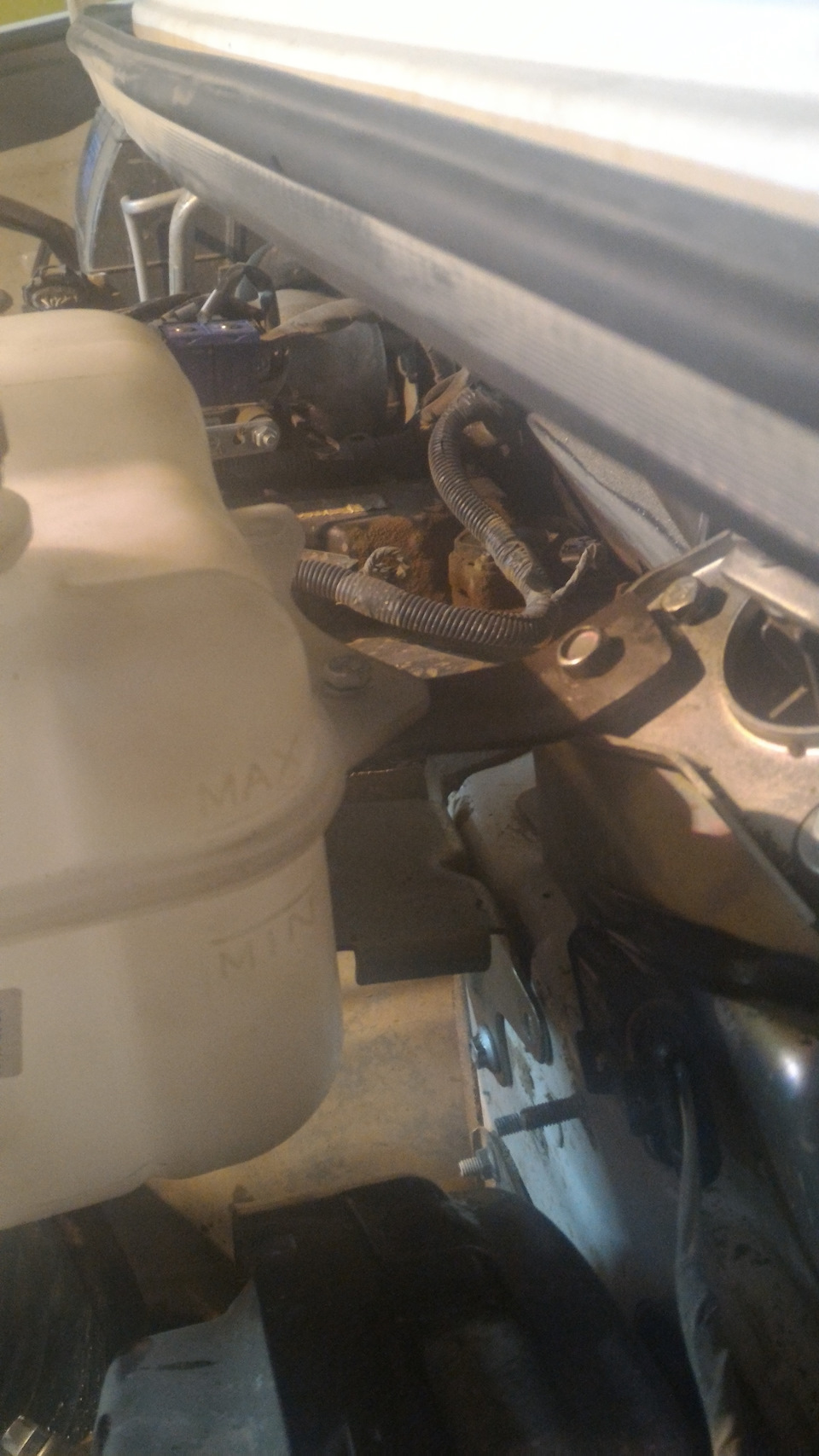 Замена расширительного бачка — УАЗ Patriot, 2,7 л, 2014 года | своими ...