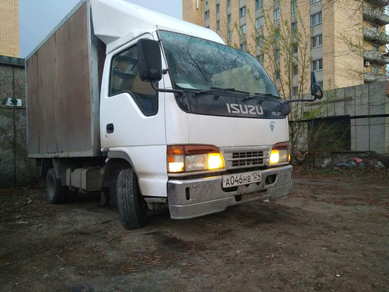 Исузу 1993. Isuzu elf 350. Исузу 1993. Грузовик исузу на дороге. Грузовик исузу на дороге.