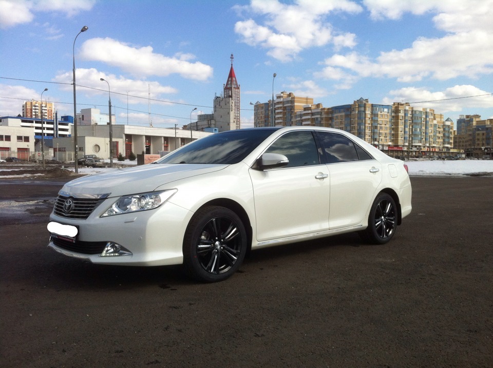 Camry drive 2. Белая Тойота Камри на черных дисках. Toyota Camry v40 на k&k.