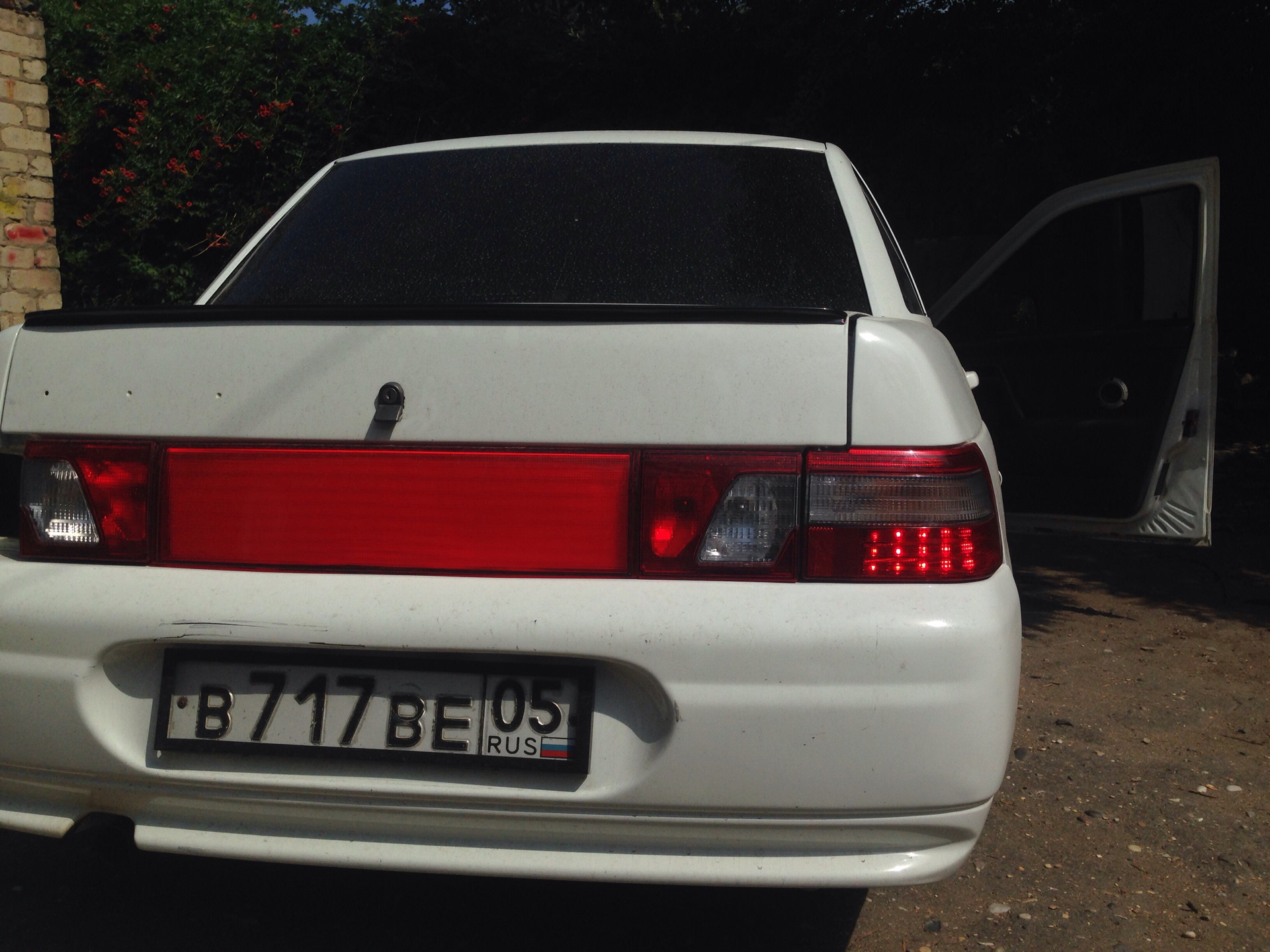 Катафоты на приору 2 с диодами. Приора со светодиодами. Задние габариты приора 2. Желтые диодные лампы в габариты приора. Черные задние фонари приора кварц.