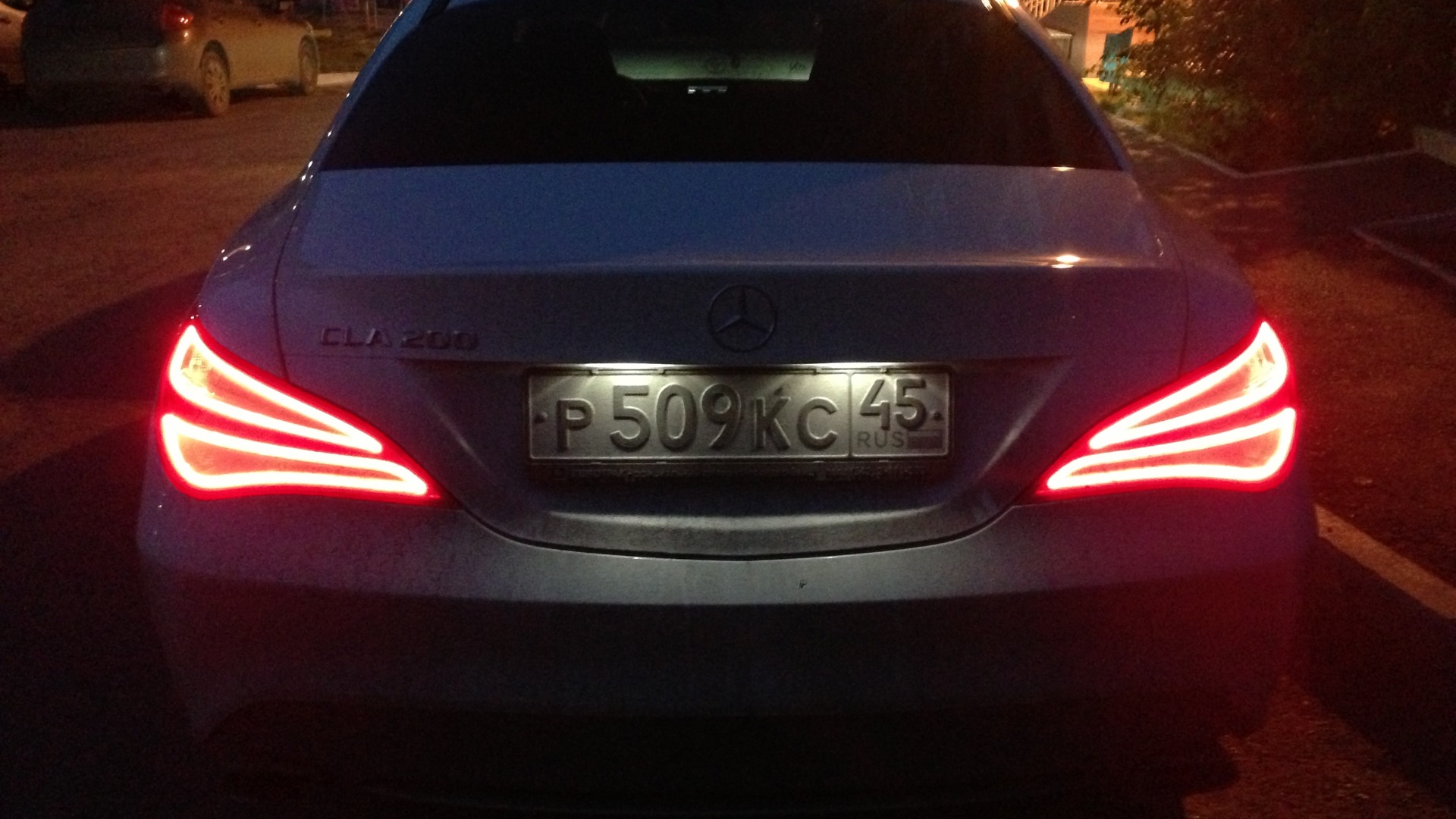 Ночь мга. Стробоскопы Мерседес w222. Подсветка Mercedes CLA 117. Мерседес е200 черный ночью. Мерседес 222 черный ночью.