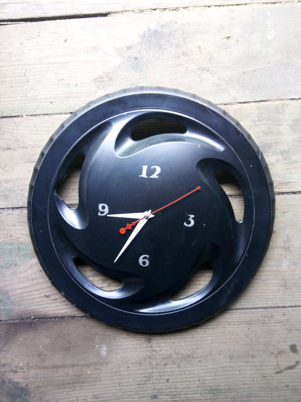 Часы колпаков. Часы из автомобильного колпака. Часы в гараж. Настенные часы из автомобильных руля. Часы в гараж настенные.