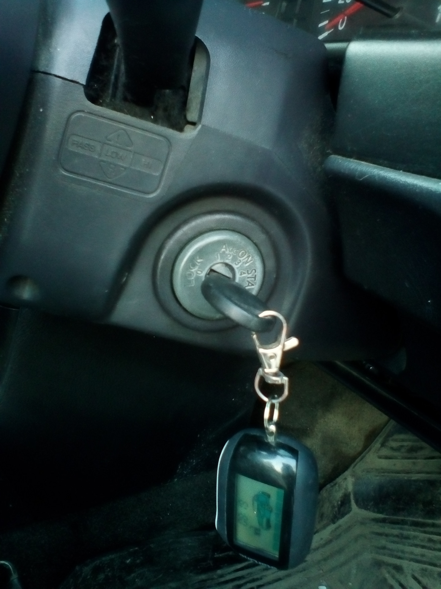 Замок зажигания замена ключа. Ключ зажигания машинка Хонда Аккорд 7. Nissan ad y11 ключ. Ключ зажигания ВАЗ 2110. Блокиратор руля с запуском на кнопке 2110.