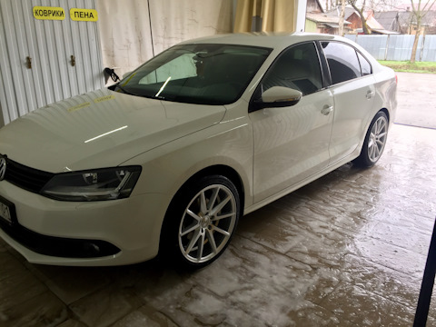 Volkswagen Jetta белая r18 Воссены