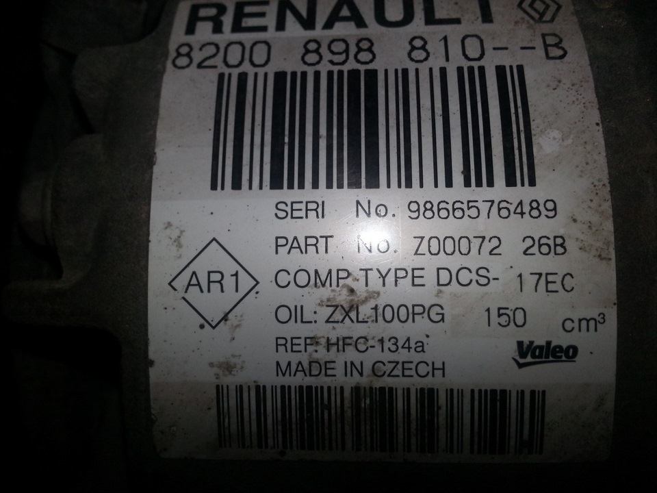 На компрессоре напоминание о том, что Valeo поставщик компрессоров для Рено — Renault Laguna III. Запчасти на фото: 8200898810B, 700072, DCS17EC
