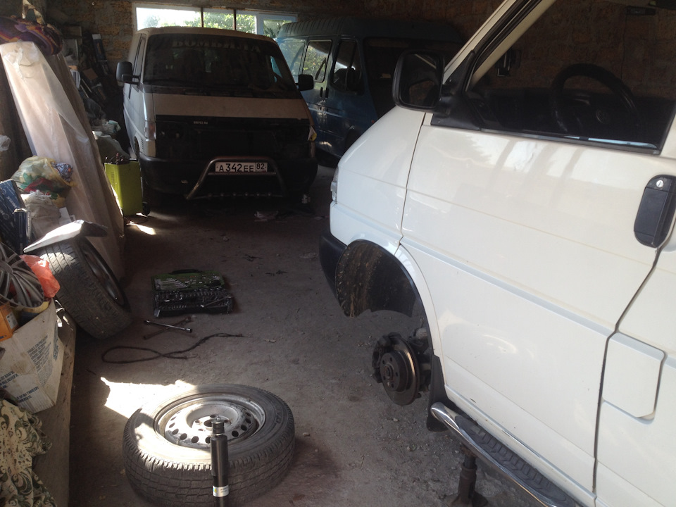 Замена передних амортизаторов — Volkswagen Transporter T4, 2,5 л, 2002 ...