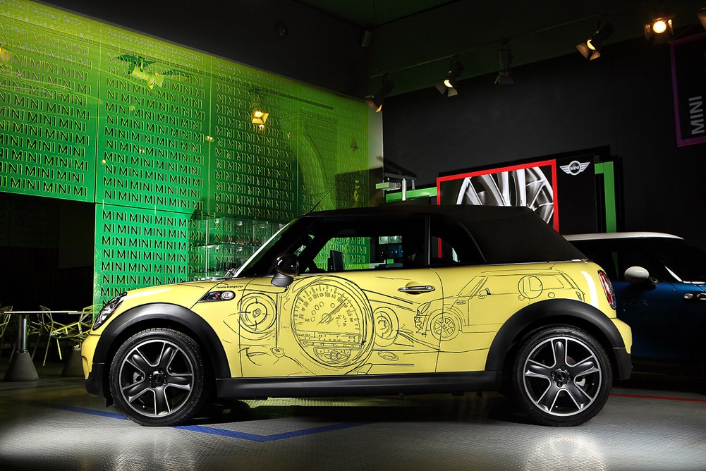 Мини екатеринбург. Mini Cooper с аэрографикой. Винилография Mini Cooper. Винил на мини Купер. Винил мини Купер кабрио.