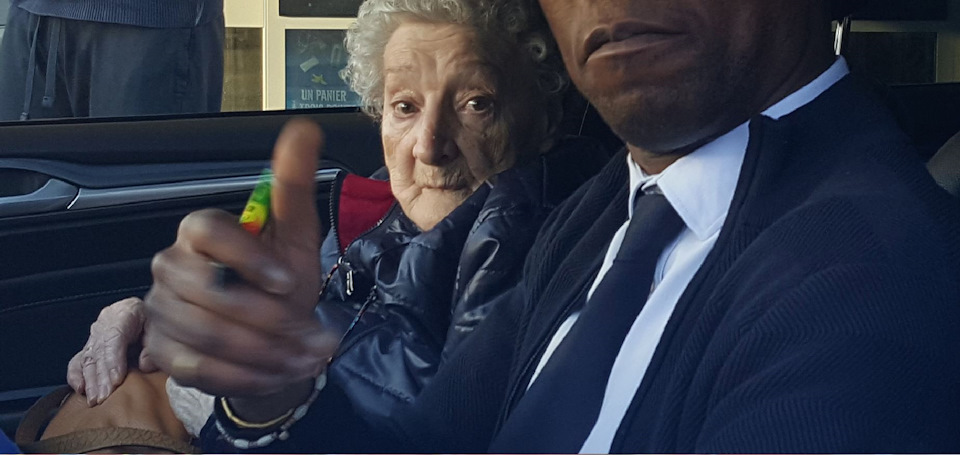 Подъехал я на машине к магазину, смотрю, такси социальное грузит ...