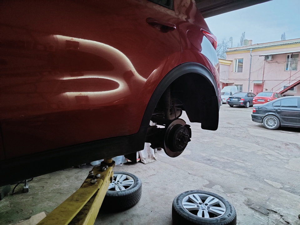 Замена тормозных колодок. — KIA Sportage (4G), 2 л, 2017 года ...