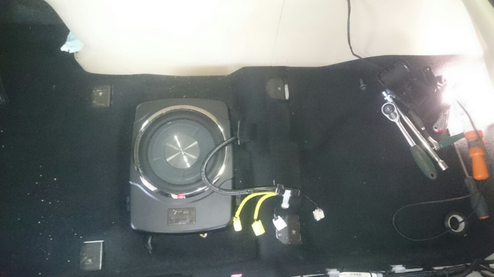 Установка активного сабвуфера Mdimension x10 на Toyota Highlander ...