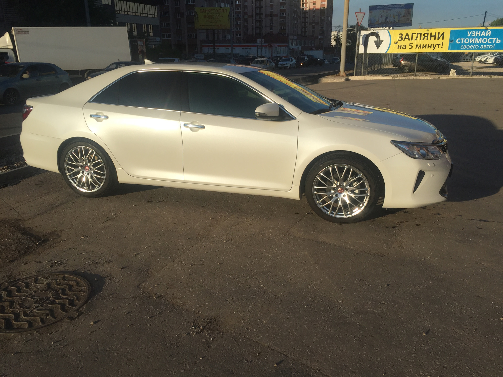 Toyota Camry 50 белая на литье