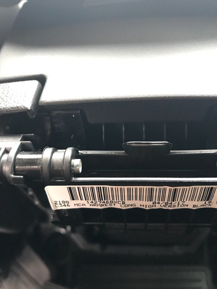 Они с прорезью, она позволяет им пружинить — Ford Focus Hatchback III