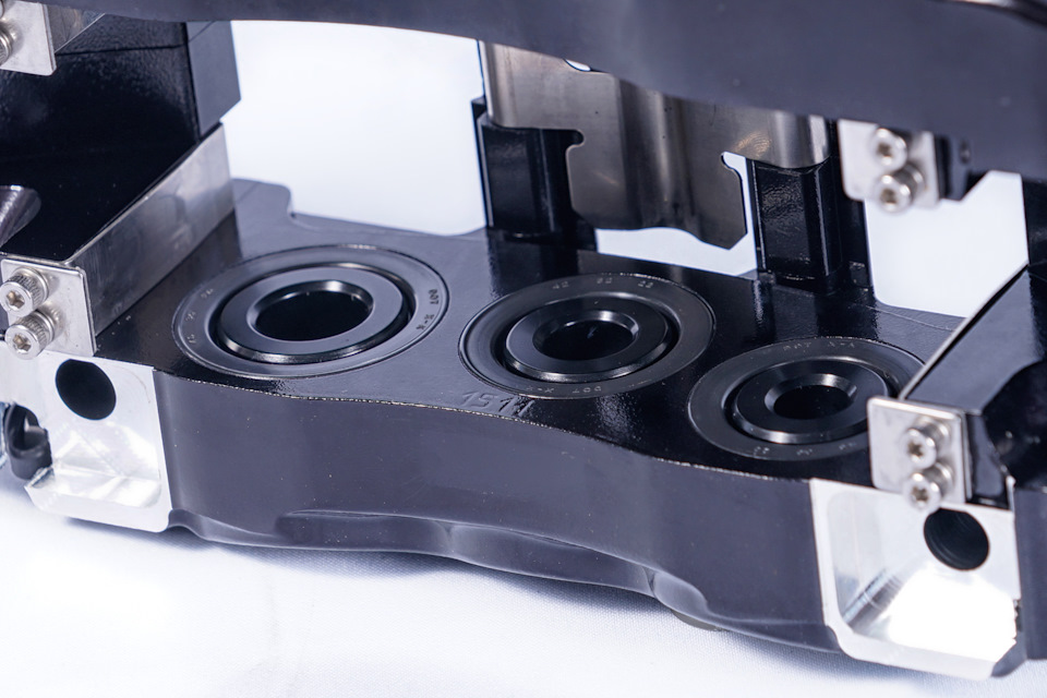 Замена тормозной системы на Cadillac Escalade — HP-Brakes на DRIVE2