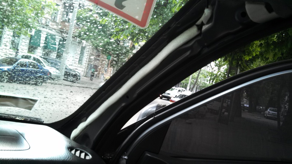 так как изоленту я израсходовал на доставание кабеля:))) то закрепить кабель пришлось тем что попалось под руку в машине :)) это уплотнитель для окон и дверей:)) заодно сделал профессиональную шумо-вибро-изоляцию :))))) со временем поролон потеряет свои свойства но к тому времени думаю его заменит более надежный материал:) — Honda HR-V (1G)