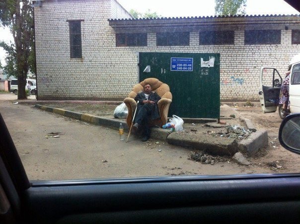 Бомж в кресле