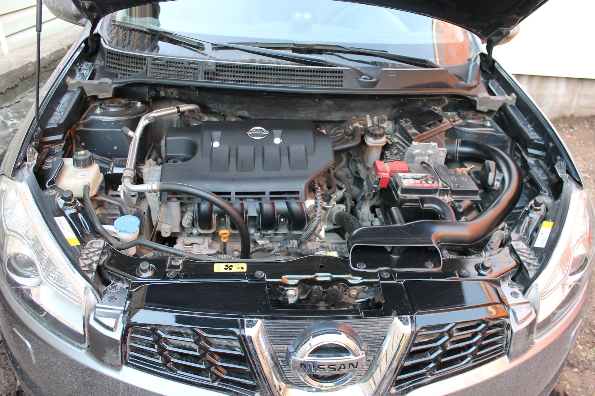 Кашкай какой двигатель лучше. Nissan Qashqai 1.6 2012 подкапотное. Nissan Qashqai 2013 под капотом. Двигатель Ниссан Кашкай 1.6. Двигатель Ниссан Кашкай 2.0.