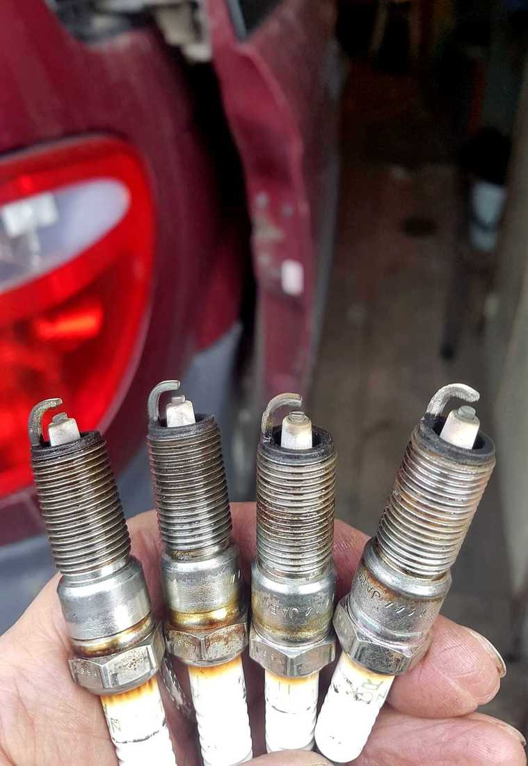 Свечи в масле, фонари задненго хода, фильтр — Dodge Caravan IV, 2,4 л ...