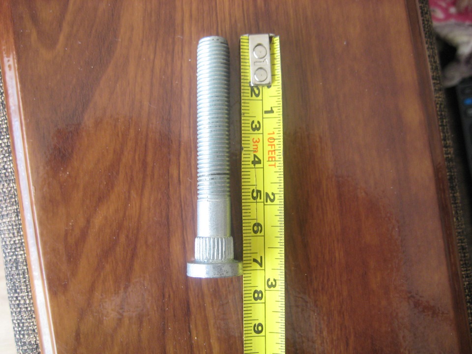 длинные шпильки под переднюю верхнюю опору шли в комплекте — KIA Sorento (1G)