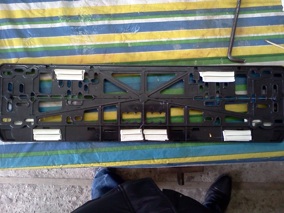 Уплотнитель с оборотной стороны рамки, которая прилегает к двери багажника — Volkswagen Polo Sedan