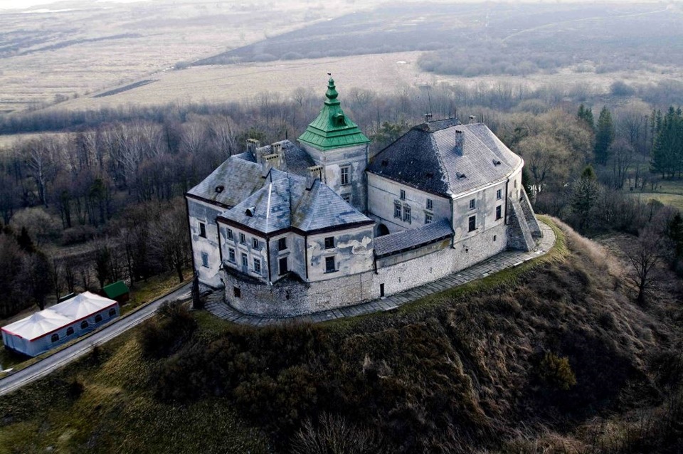 File:Замок Конецпольських на заході сонця.jpg - Wikimedia Commons