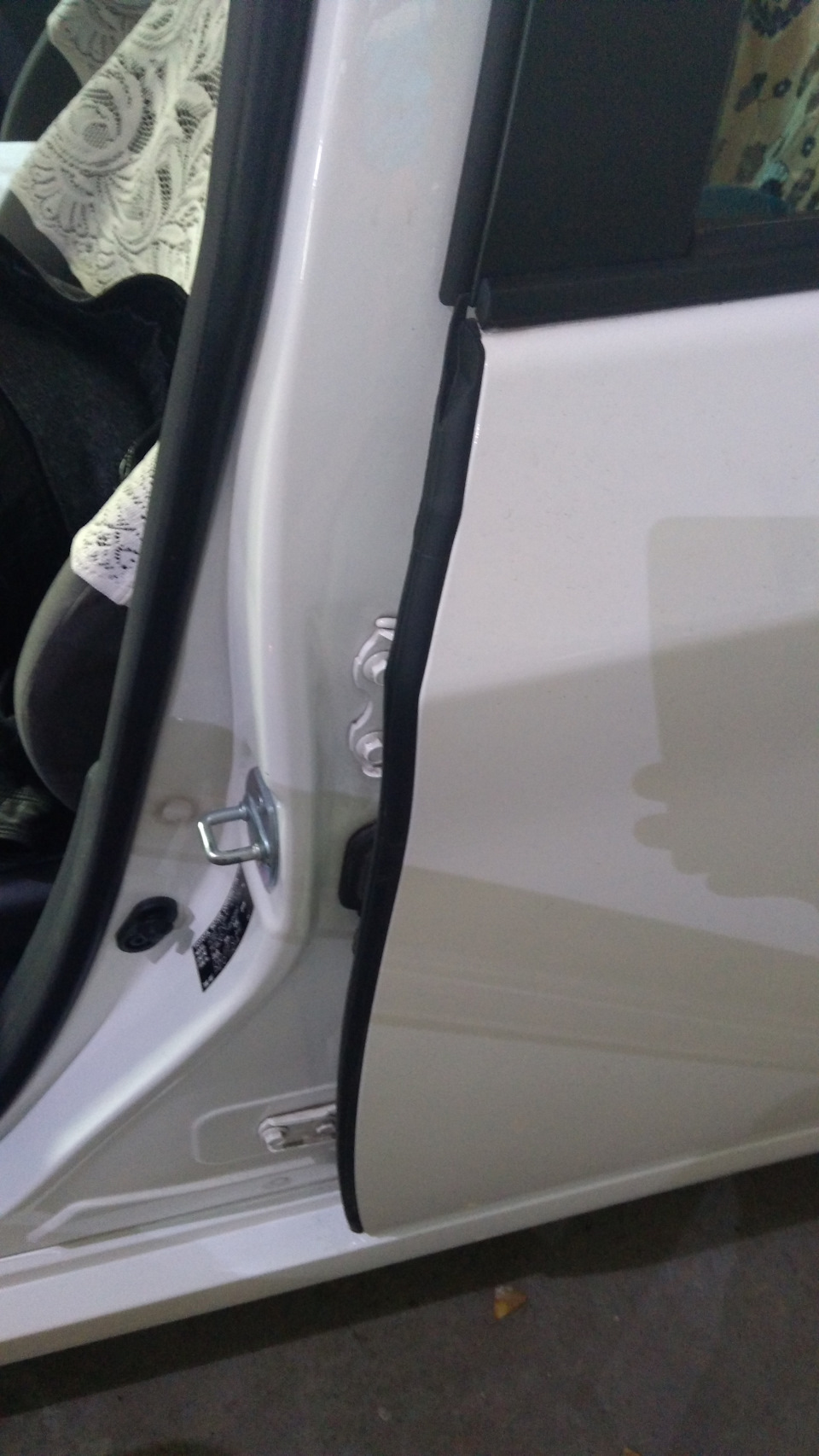 Уплотнительные резинки дверей — Toyota Prius (30), 1,8 л, 2011 года ...