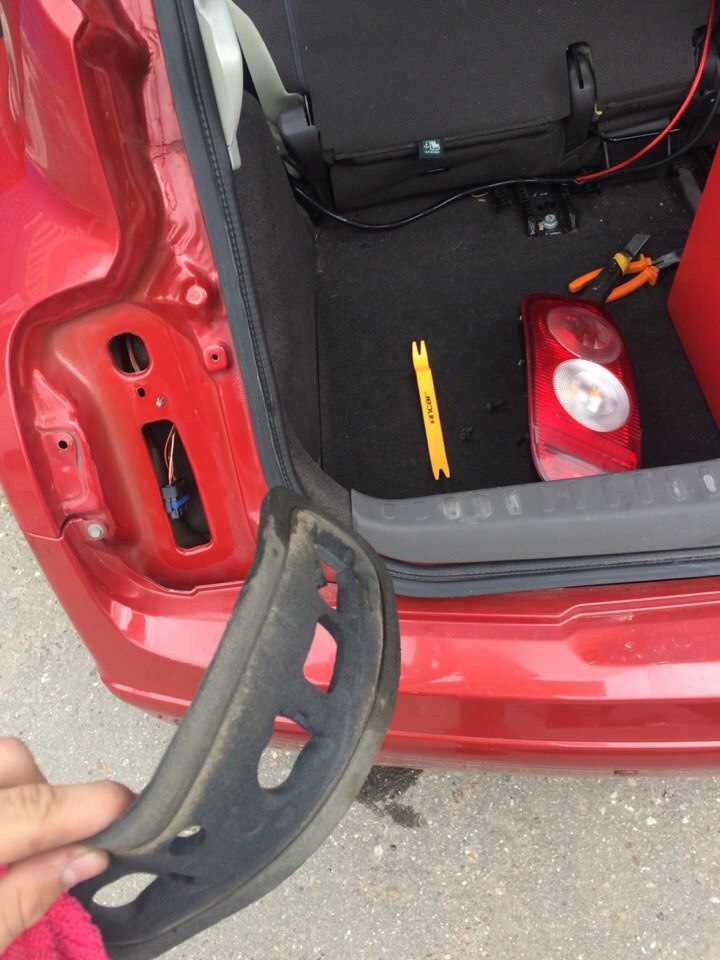 Установка активного сабвуфера — Nissan Micra (K12), 1,4 л, 2005 года ...