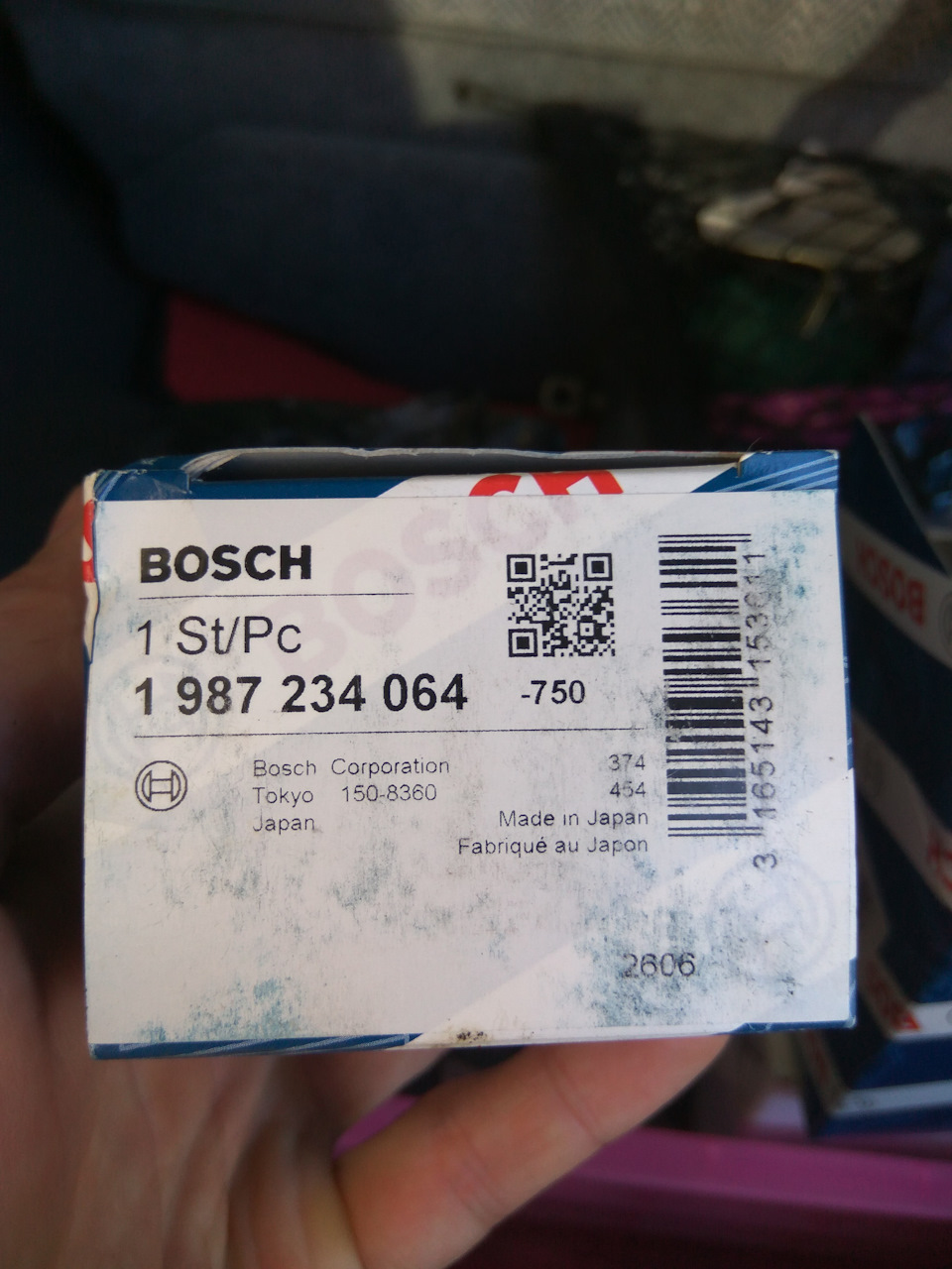 Сменил крышку трамблера, поменял прокладку и бегунок. Или как в коробке ...