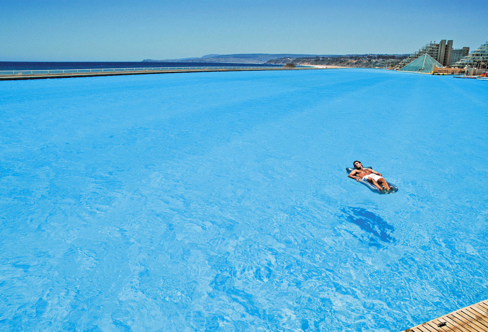 Крупнейший бассейн в мире.