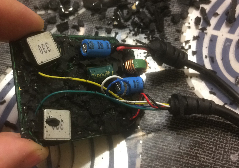 Аккуратно очищаем плату от компаунда — Audi Q7 (1G)