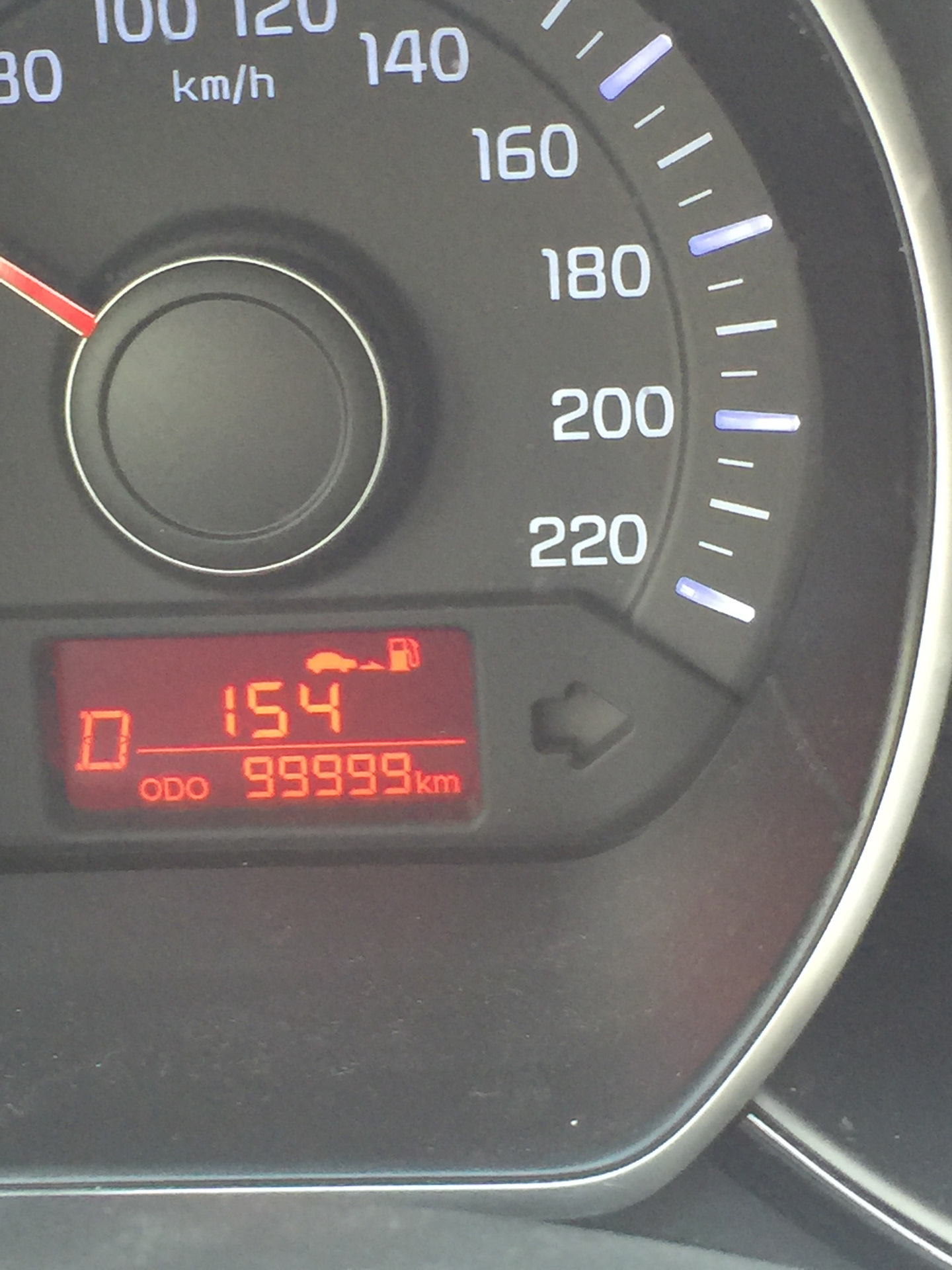 Пробег 100000 км поло. 100 тысяч пробега. 100 тысяч пробега. Одометр пробег. Цитаты про 100 тысяч пробега.