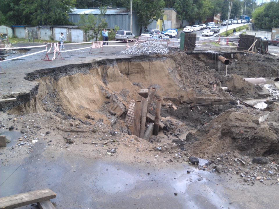 №5 Возле дома смыло дорогу сильным дождем… — Toyota Mark II (70), 2 л ...