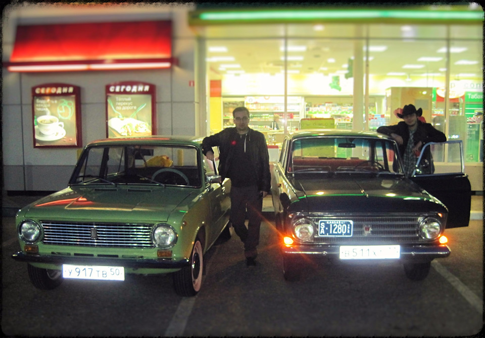 Организатор, вдохновитель и просто хороший парень – novivan, его «Копеечка» (слева) и автор текста, который вы читаете, а также его Москвич (справа). За кадром остались Катя Олдскул, про которую я, к сожалению, мало что могу рассказать (ехала в «копейке», боится танков, любит подарки. Пожалуй, это все) и Димон, о котором ниже. — Москвич 408