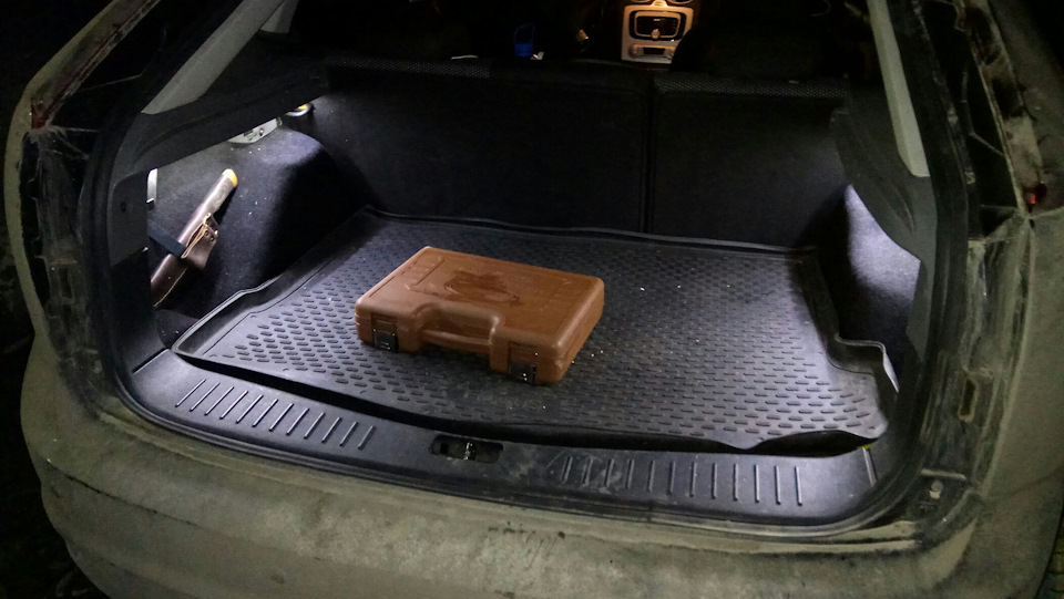 Подсветка багажника — Ford Focus Hatchback II, 2 л, 2010 года ...
