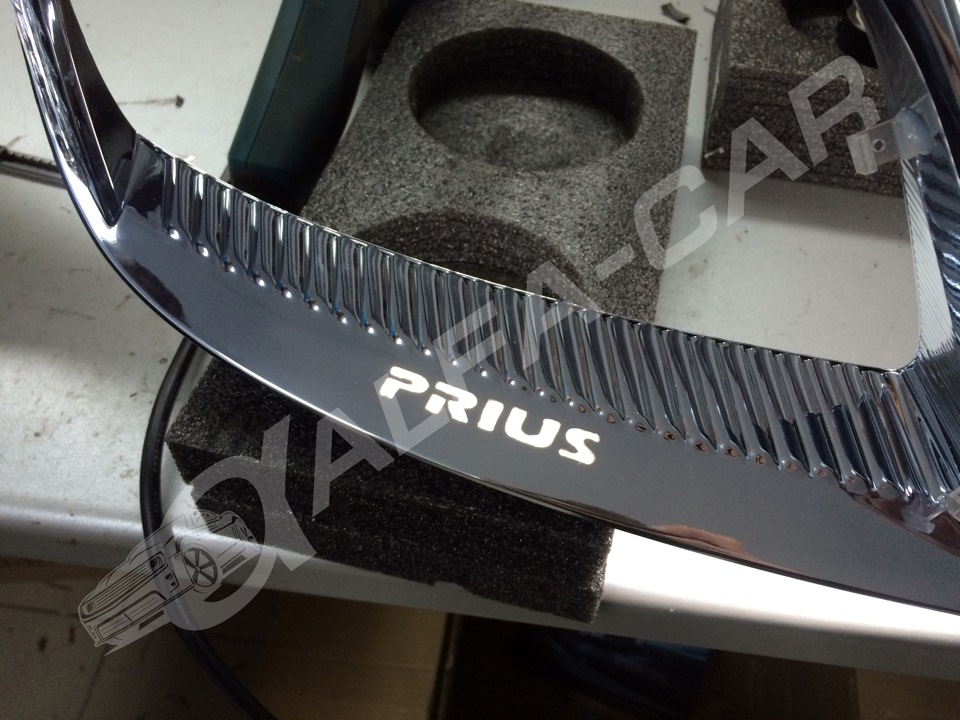 Toyota Prius. Биксенон, гибкие ДХО и сквозная гравировка с подсветкой ...