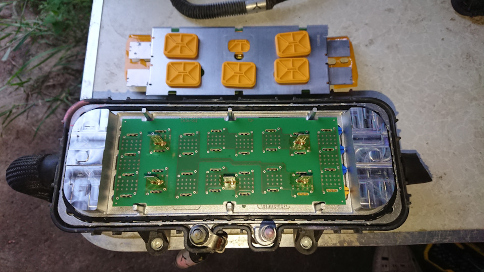 убираю очередной слой изоляторов — Nissan Leaf (1G)