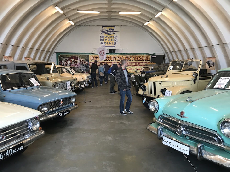 И ВСЁ ЭТО СТОИТ НА ОДНОМ И ТОМ ЖЕ МЕСТЕ УЖЕ ДВА ГОДА… Нет, конечно, привычно, что в ангаре — экспозиция идеально восстановленных советских авто, но еще раз туда я уже не пойду. И это касается почти всей выставки — гулять есть смысл разве что в поисках разбросанных по экспозициям знакомых, нежели пытаться развлечь себя именно выставкой, как таковой. — Pontiac Firebird (4G)