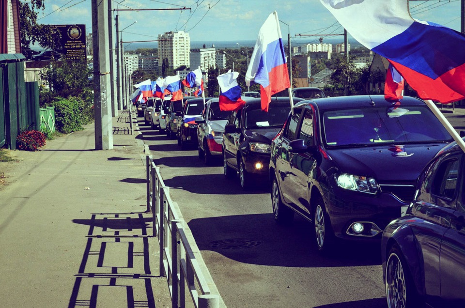 Авто пробег центр. Автопробег Россия. Автопробег с российскими флагами. Мерседес с российским флагом. Флажки автопробег.