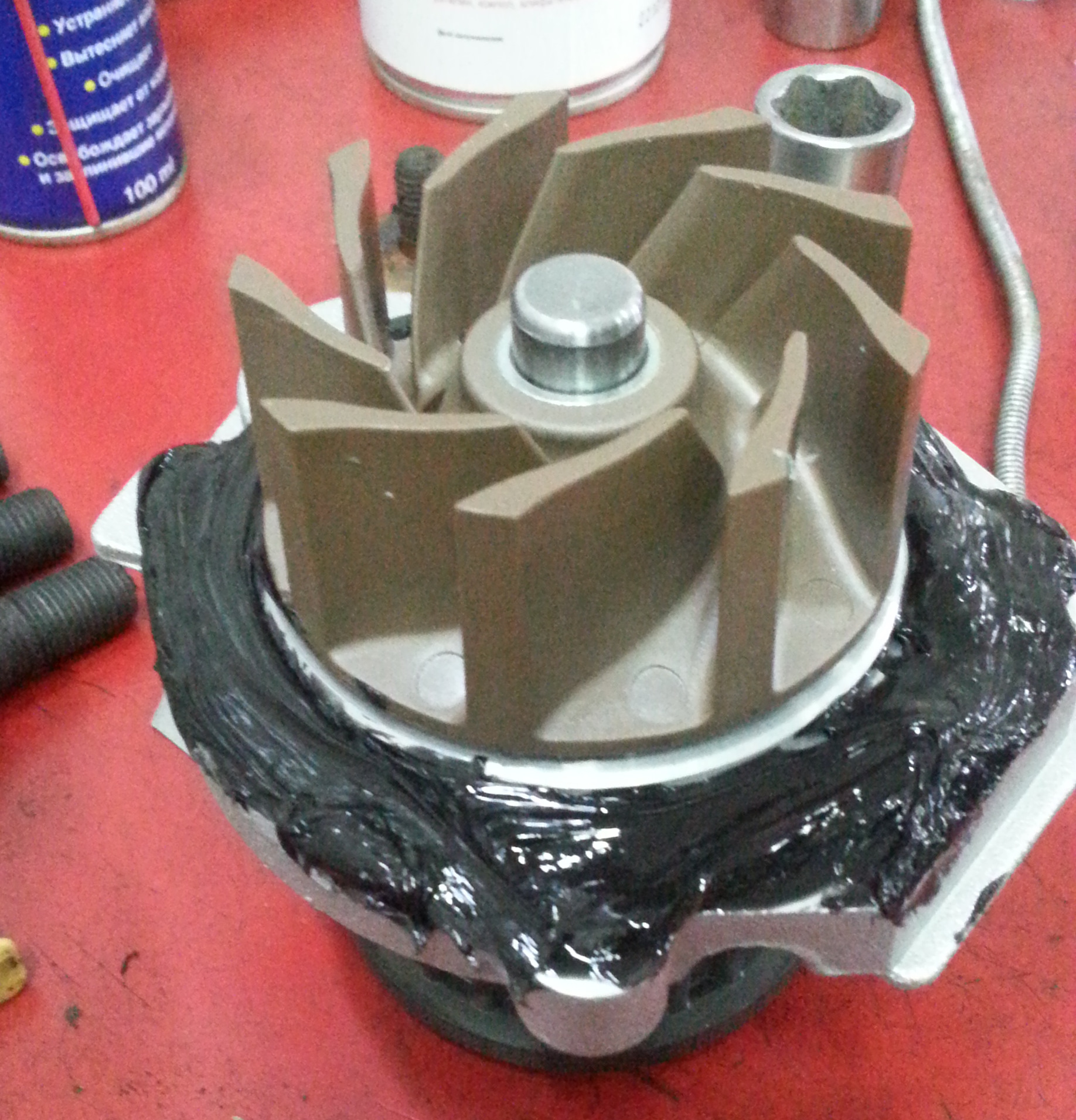 мазать ли помпу герметиком. прокладка помпы ваз с герметиком. герметик для помпы. намазал герметиком стойку a8 d3. помпу на герметик без прокладки.