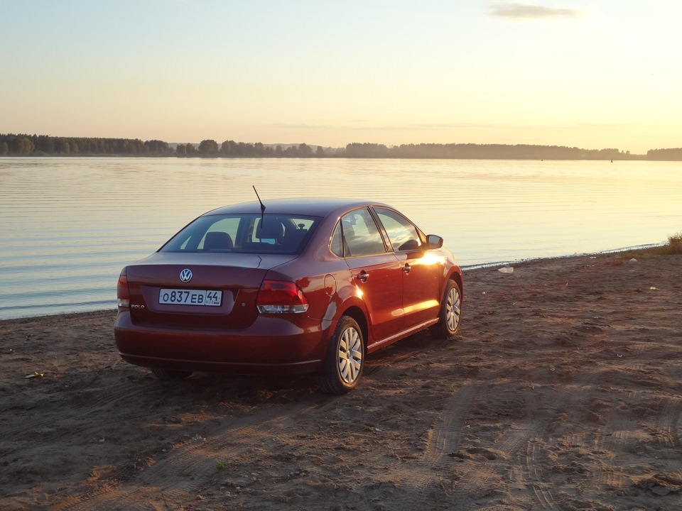 VW Polo sedan вишня