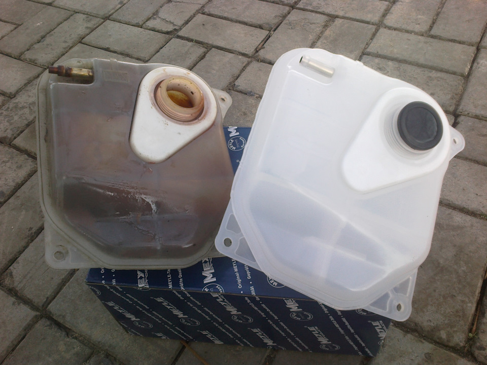 Потек бачок расшерительный — Audi 100 (C4), 2,6 л, 1993 года | поломка ...